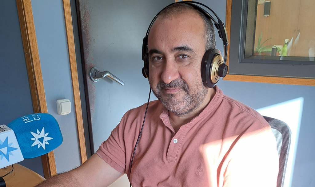 Javier Pacheco, durant l'entrevista amb Joan Trias a Ràdio Estel