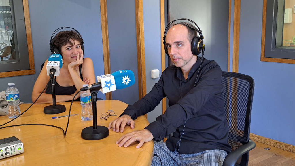 Els actors Jordi Vidal i Laia Vallès als estudis de Ràdio Estel