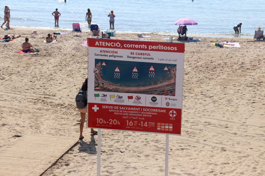 Nous cartells informatius platja Miracle (Tarragona)