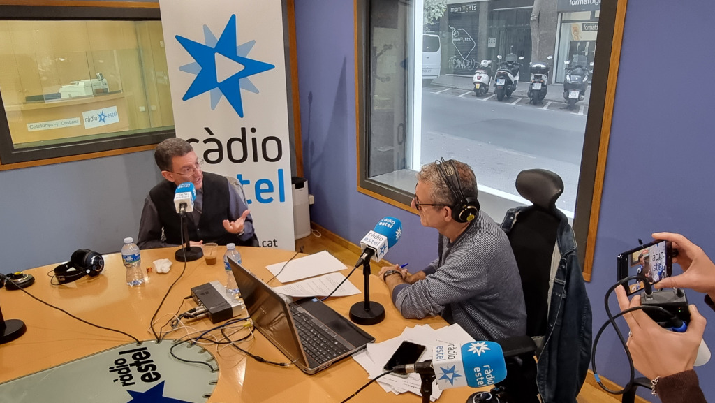 David Abadías a Ràdio Estel, durant l'entrevista que li ha fet Toni Hervàs, el director de l'emissora