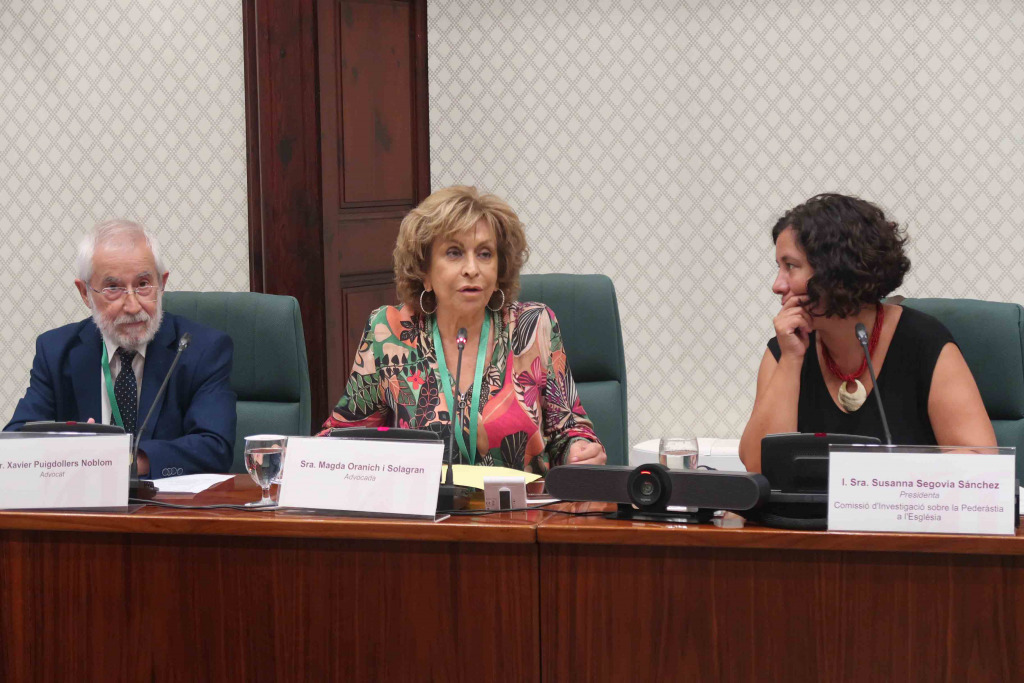 Els advocats Oranich i Puigdollers i, a la dreta de la imatge, Susanna Segovia, presidenta de la comissió parlamentària que lluita contra els abusos sexuals infantils a l'Església, l'esport i el lleure