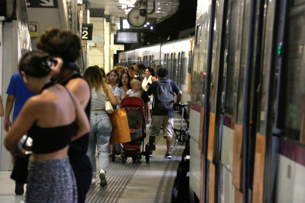 L'andana a l'estació de plaça Catalunya en arribar un tren