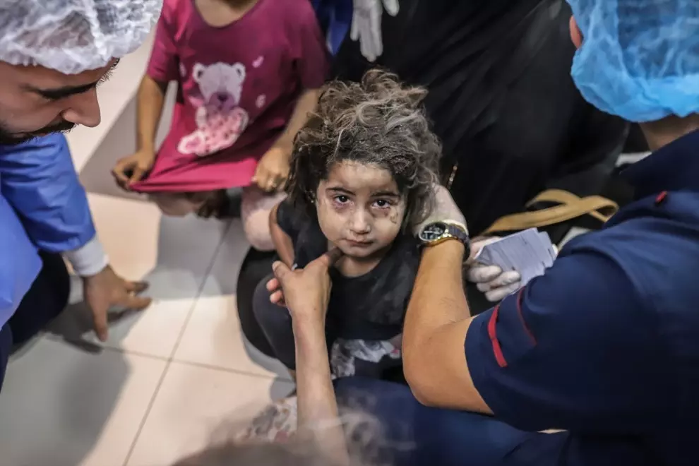 Una nena atesa pels serveis mèdics després d'un bombardeig a un hospital a Gaza, el 17 d'octubre de 2023