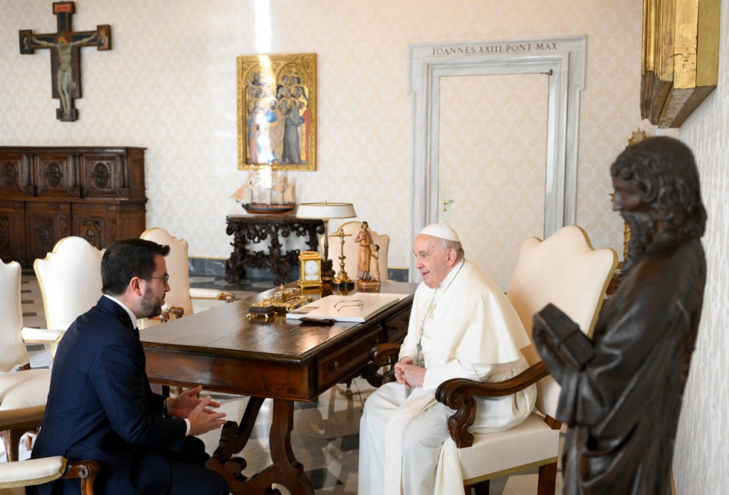 Pere Aragonès es reuneix amb el Papa el 6 de novembre de 2023. Fins ara, l’únic president de la Generalitat que ha estat rebut pel Papa al Vaticà ha estat Jordi Pujol, que es va reunir amb Joan Pau II a principis de 1981