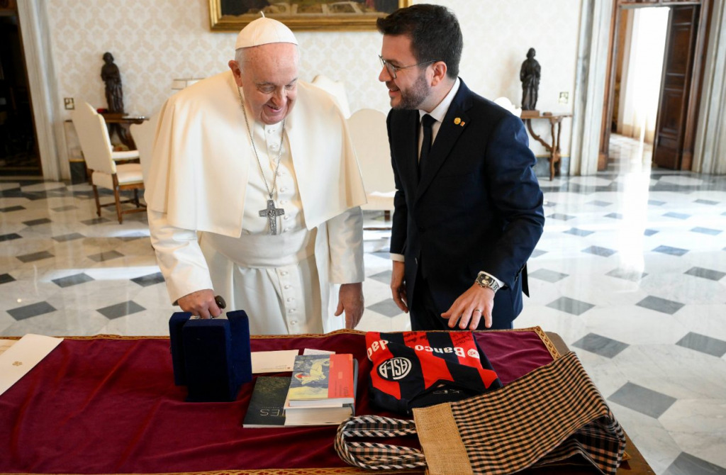 Pere Aragonès es reuneix amb el Papa el 6 de novembre de 2023. Fins ara, l’únic president de la Generalitat que ha estat rebut pel Papa al Vaticà ha estat Jordi Pujol, que es va reunir amb Joan Pau II a principis de 1981