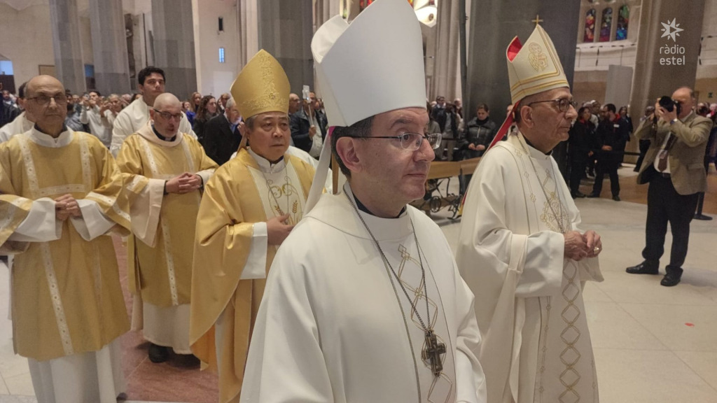 El cardenal Omella, el bisbe auxiliar David Abadías i el nunci del Papa a Espanya, Bernardito Azua