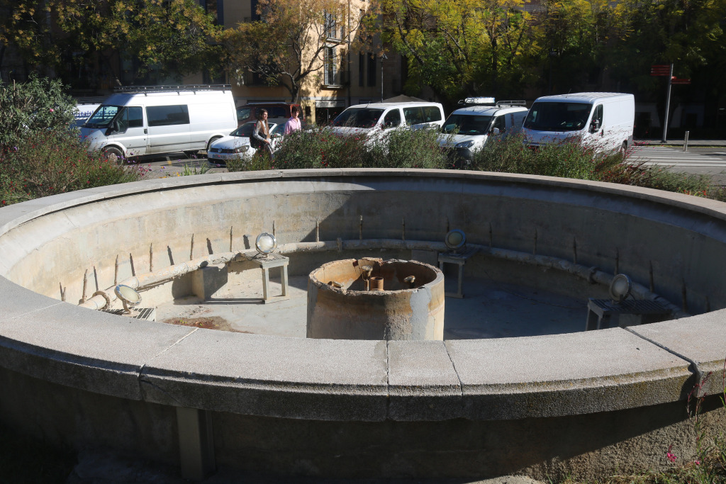 La font de la plaça Catalunya de Girona, sense aigua