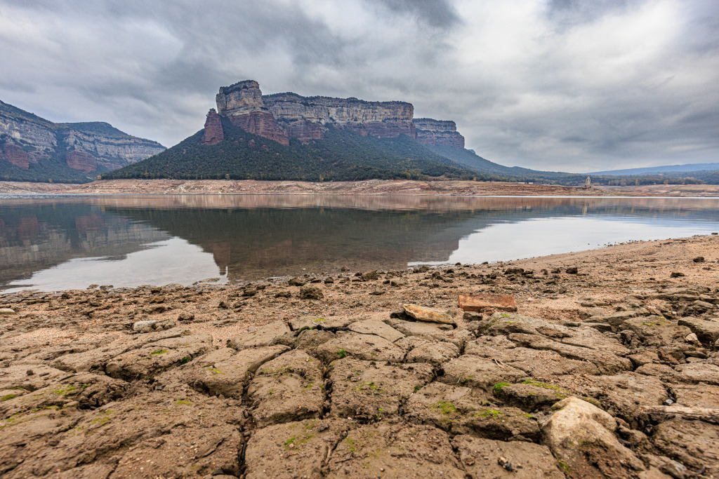 El Pantà de Sau, amb un nivell d'aigua molt baix