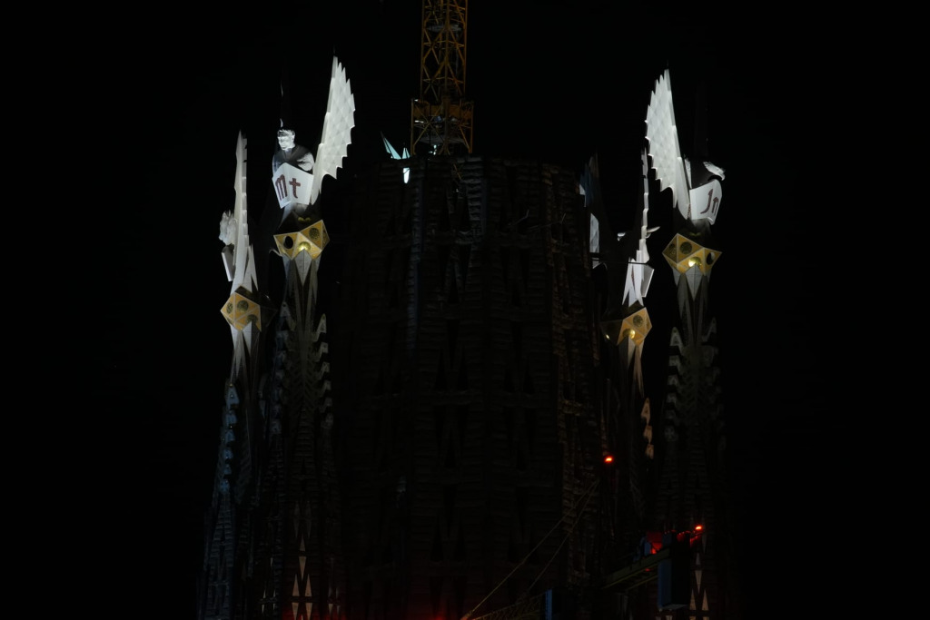 La Sagrada Família, amb les quatre torres dels evangelistes il·luminades