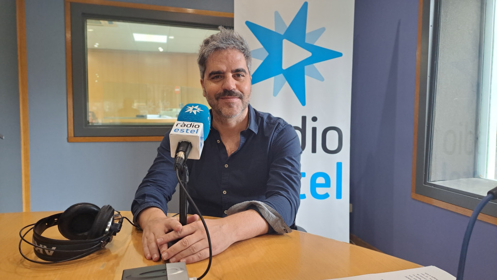 L'actor Ernesto Sevilla, als estudis de Ràdio Estel