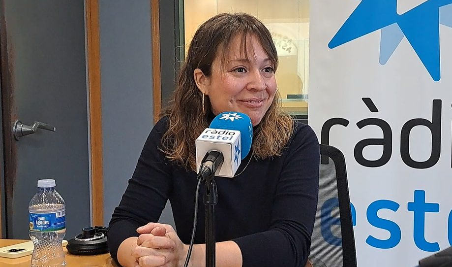Janet Sanz, regidora i portaveu de Barcelona en Comú, als estudis de Ràdio Estel