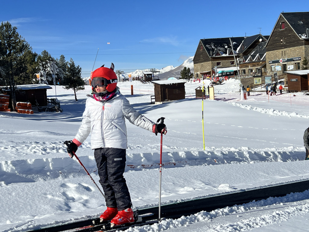 Una nena a la cinta de l'estació d'esquí de Port Ainé