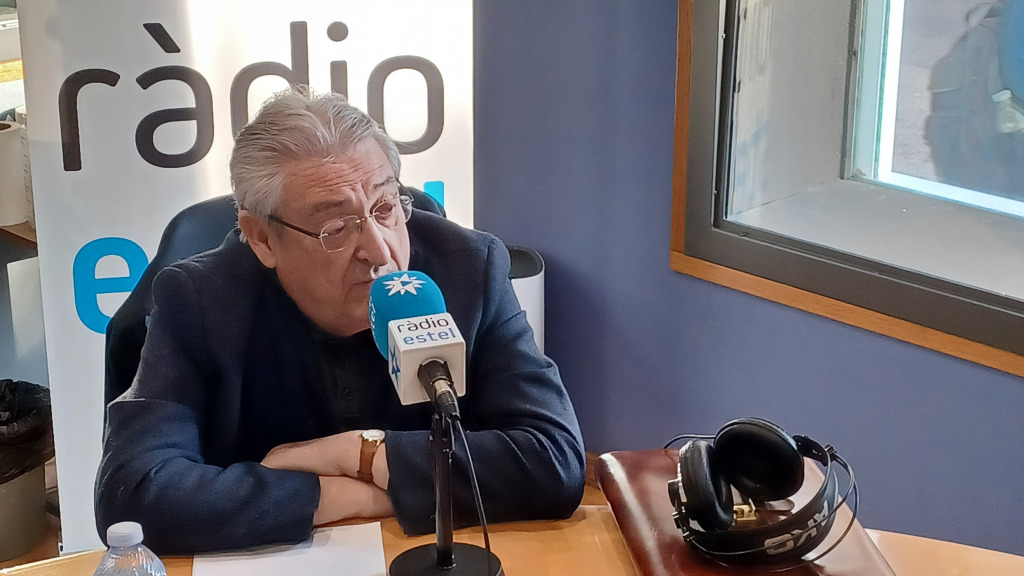 Manuel Milián Mestre, als estudis de Ràdio Estel al febrer de 2023