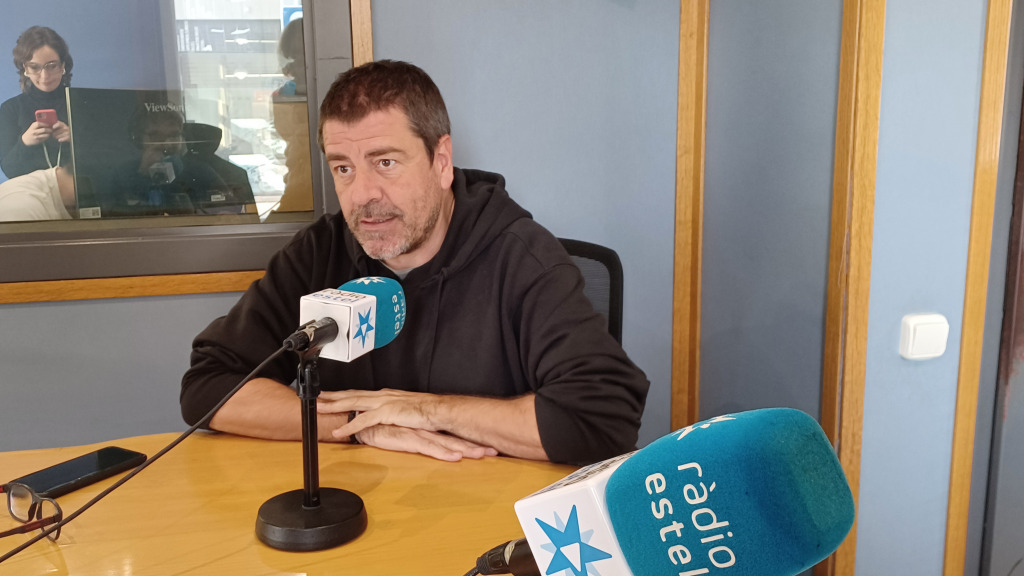 El periodista Espartac Peran durant l'entrevista a Ràdio estel el 22 de febrer de 2024