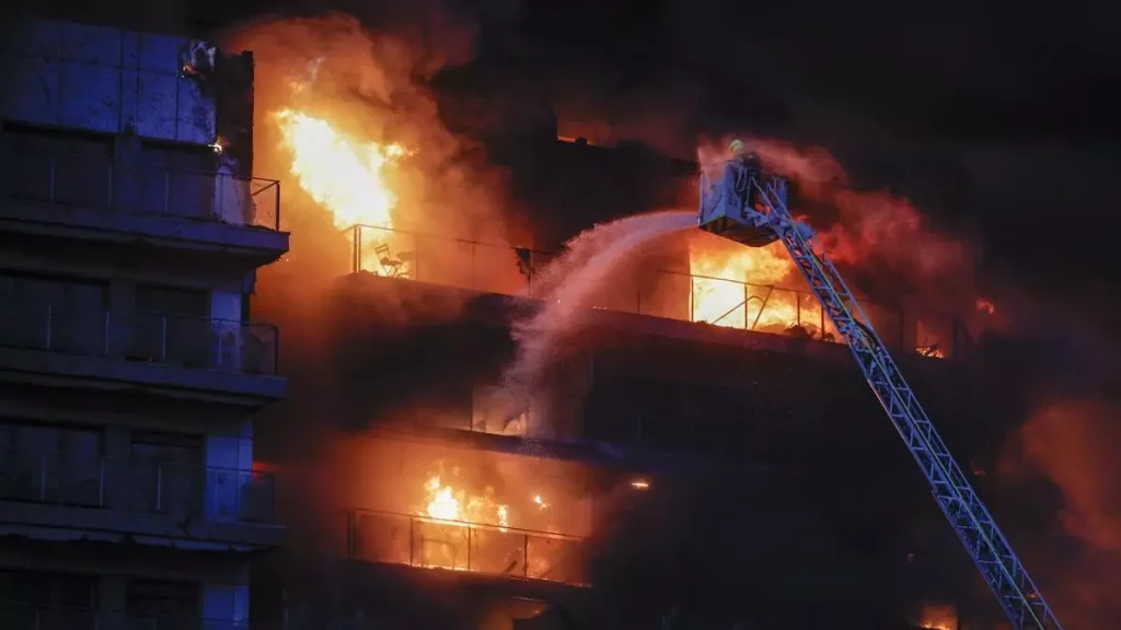 L'incendi a un edifici del barri del Campanar a València | EFE Manuel Bruque