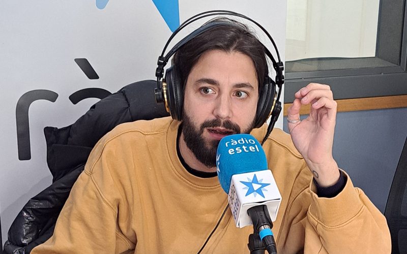 El músic Salvador Sobral als estudis de Ràdio Estel al febrer de 2024