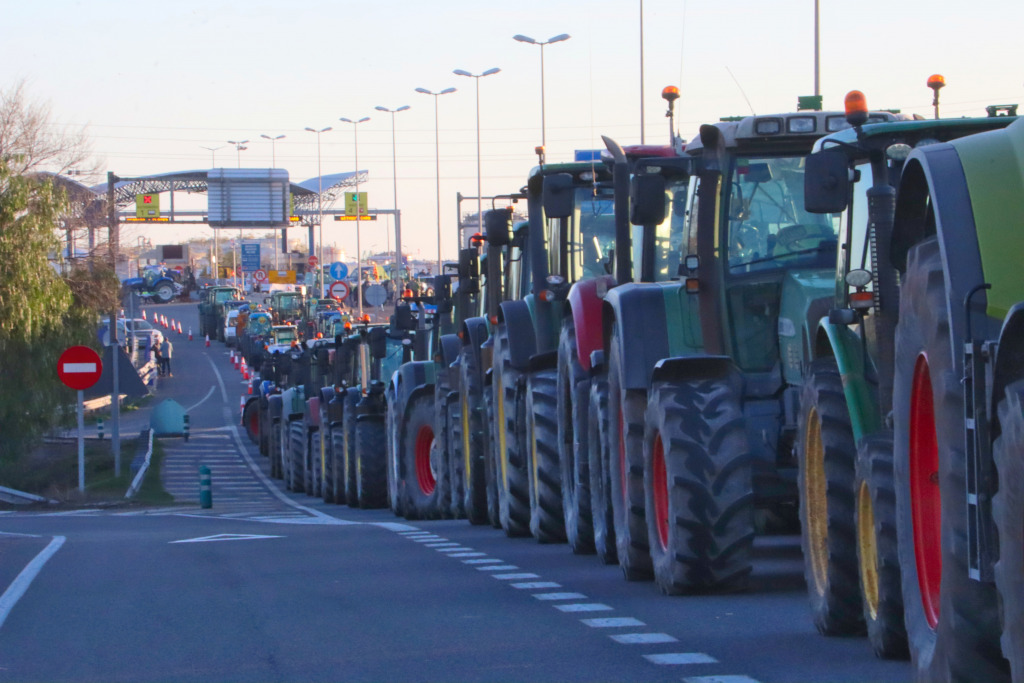 Tractors aparcat a l'AP-7, a tocar de l'entrada del Port de Tarragona, el 13 de febrer de 2024 | ACN