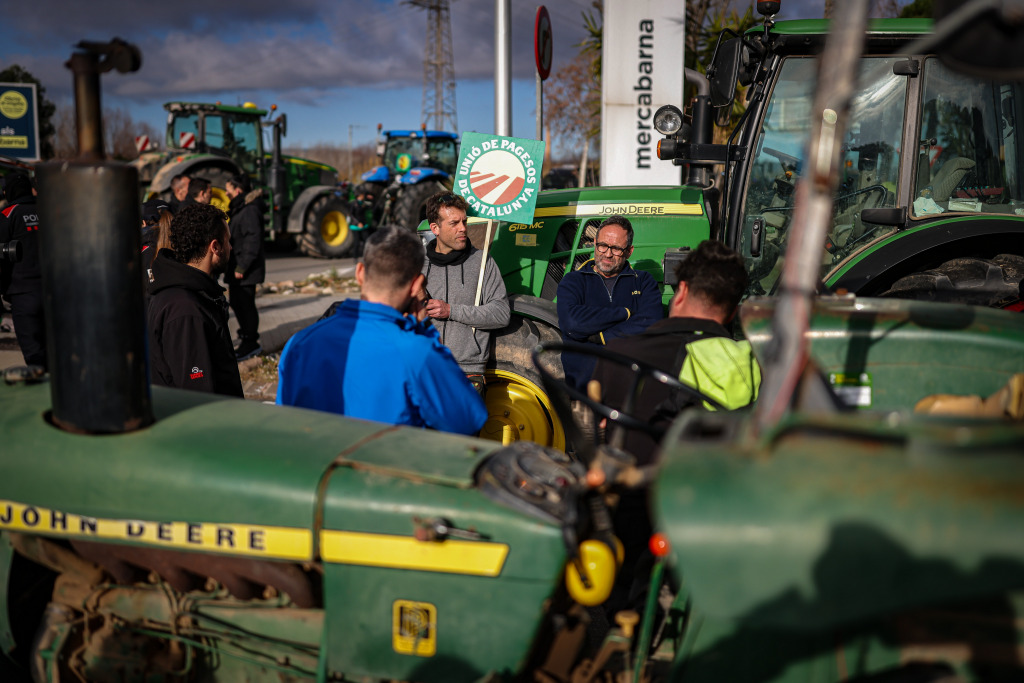 Els tractors bloquegen l'entrada a Mercabarna per l'accés d'El Prat | ACN