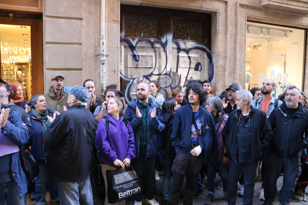 Veïns i activistes davant l'edifici on viu la Blanca, una dona de 78 anys a la qual volien desnonar des de fa temps, al Gòtic de Barcelona, el passat mes de novembre | ACN