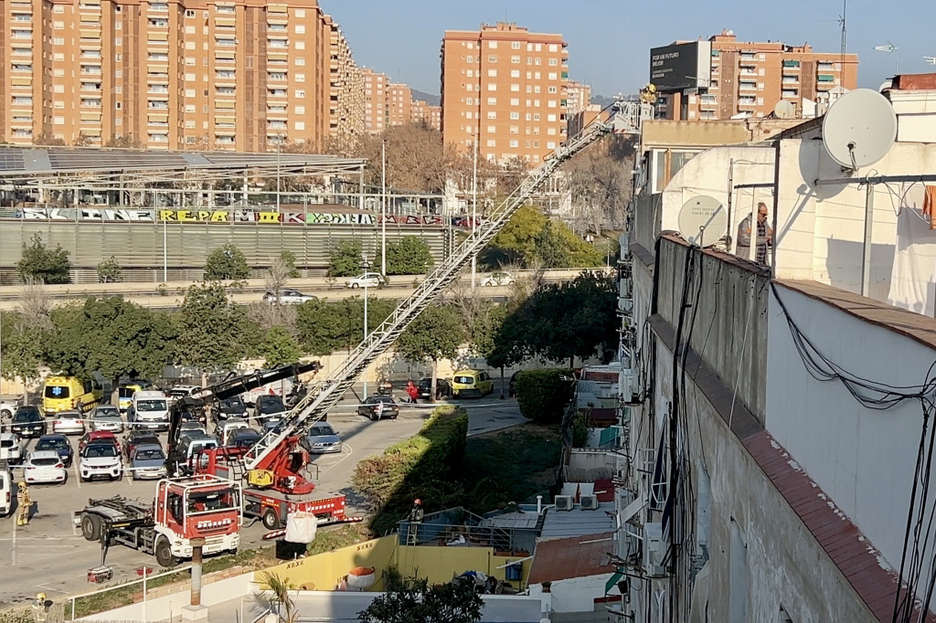 Els bombers treballen en l'edifici sinistrat del carrer Canigó de Badalona el 7 de febrer de 2024 | Arxiu ACN