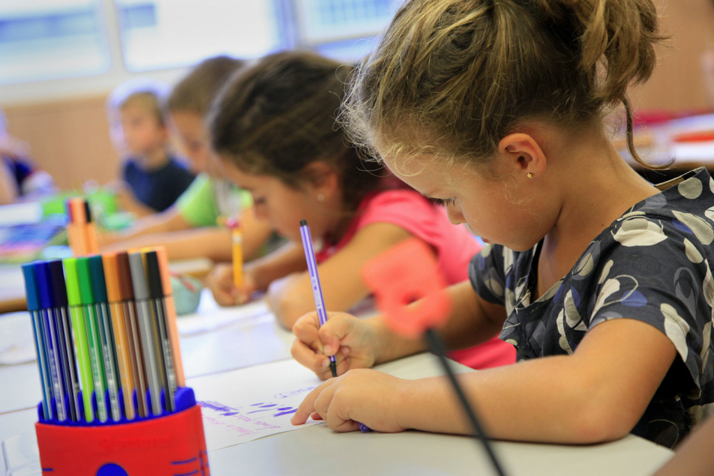 Unes nenes escriuen a l'escola