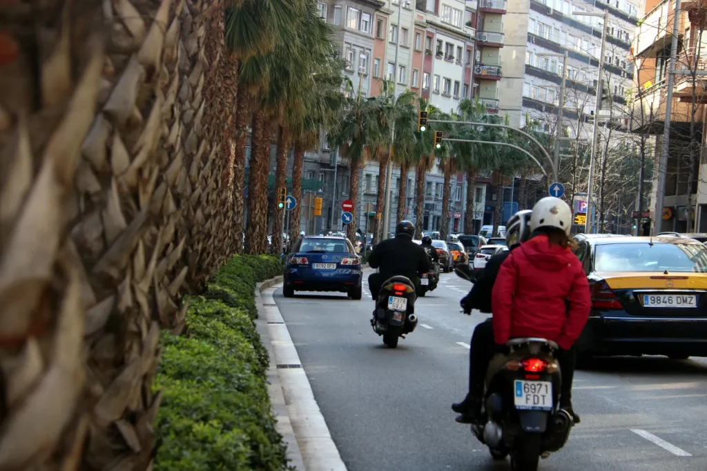 Cotxes i motos circulen per la Ronda del Mig de Barcelona | Pau Cortina (ACN)