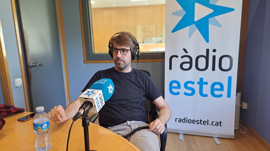 Guillem Gisbert, cantant de Manel, durant l'entrevista a Ràdio Estel