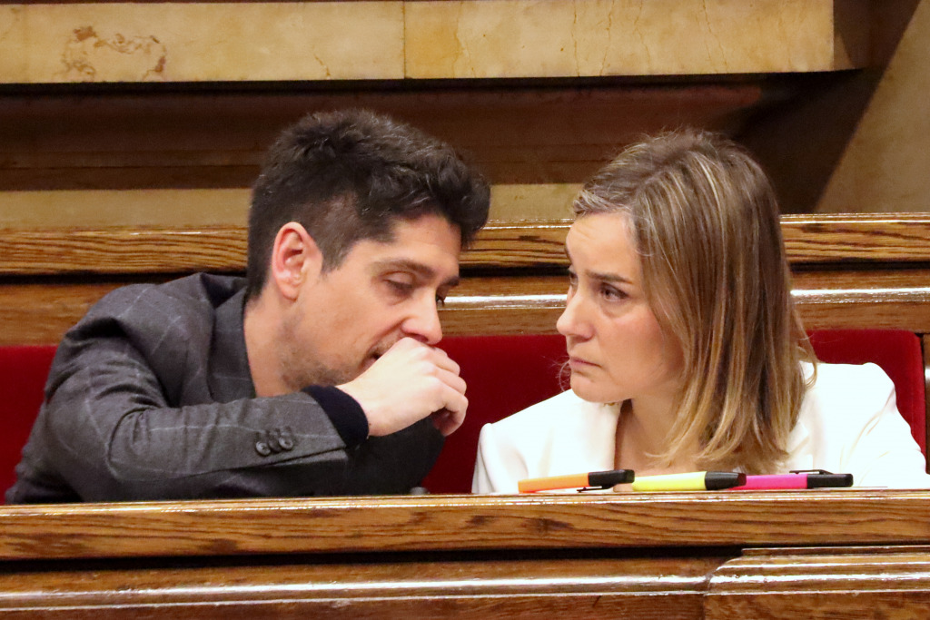 La presidenta i el portaveu d'En Comú Podem, David Cid i Jessica Albiach, conversen durant el debat a la totalitat dels pressupostos.