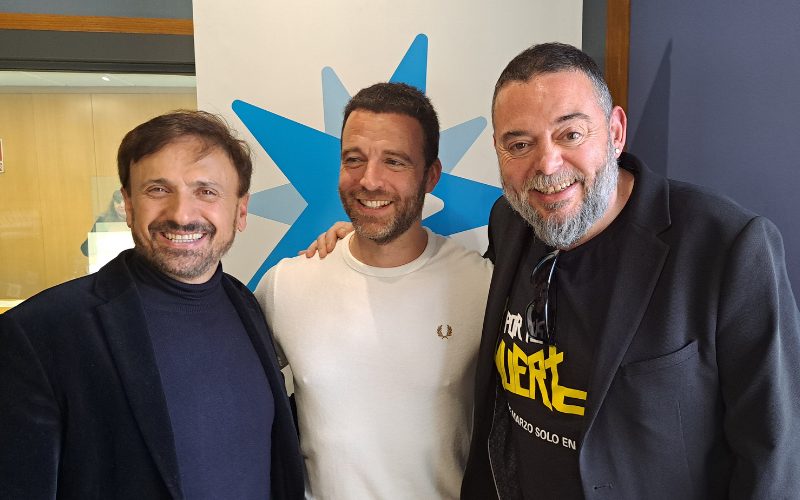 D'esquerra a dreta, José Mota, Carles Francino i Sayago Ayuso a Ràdio Estel | RÀDIO ESTEL