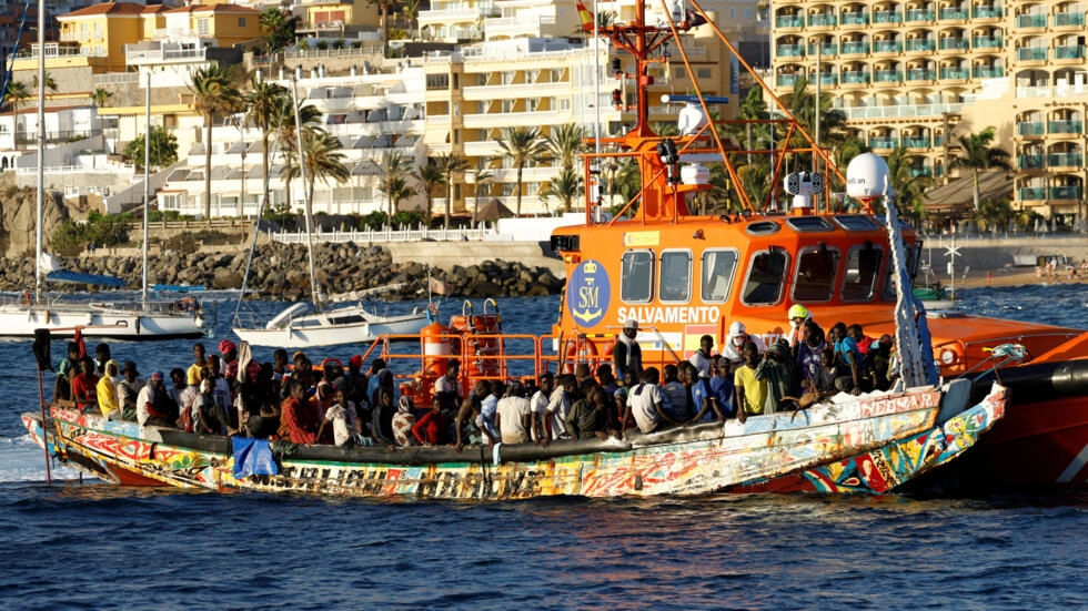 Un grup de migrants són remolcats per una embarcació de la guàrdia costera espanyola fins al port d'Arguinerguín, en l'illa de Gran Canària, el 21 d'octubre de 2023 | REUTERS (Borja Suárez)