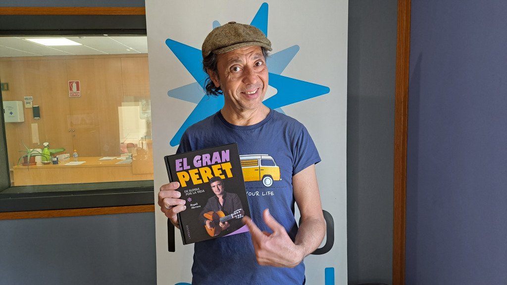 Rogeli Herrero, de Los Manolos, presentant a Ràdio Estel el llibre 'El gran Peret. De rumba por la vida" | RÀDIO ESTEL