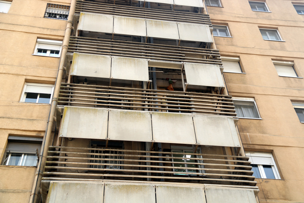 Peces d'amiant d'un edifici de Badia del Vallès | ACN