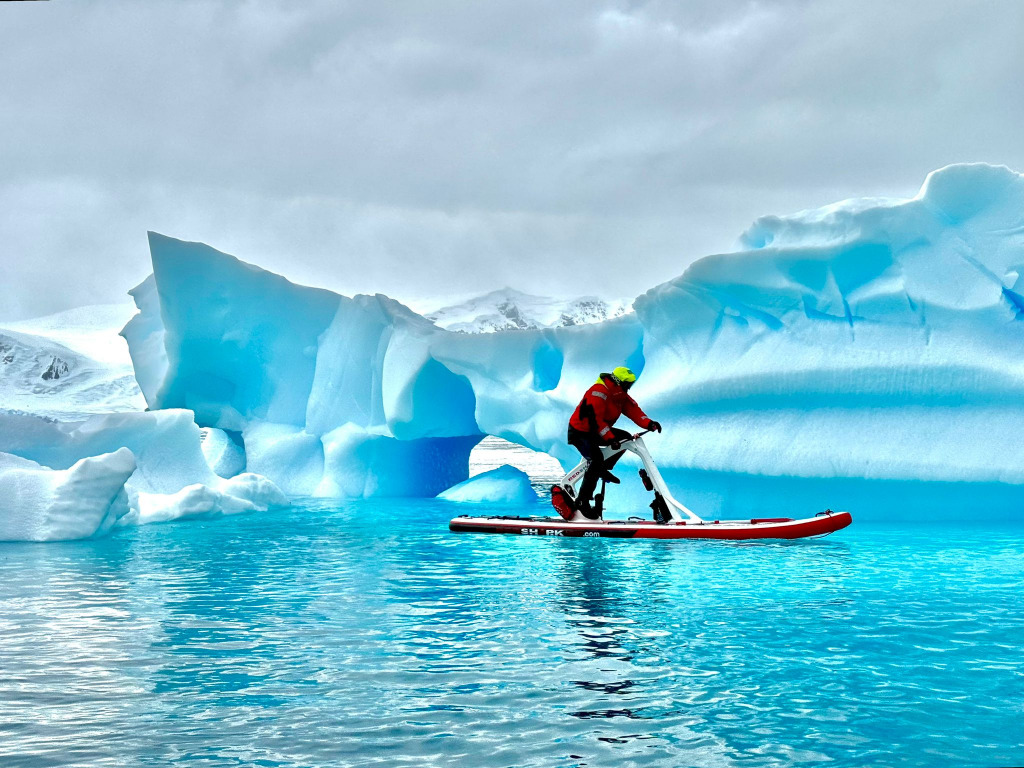 Imatge de l'aventura a l'Antàrtida amb pàdels surf amb pedals | FOTO: Nacho Cembellin Rafa Ruiz
