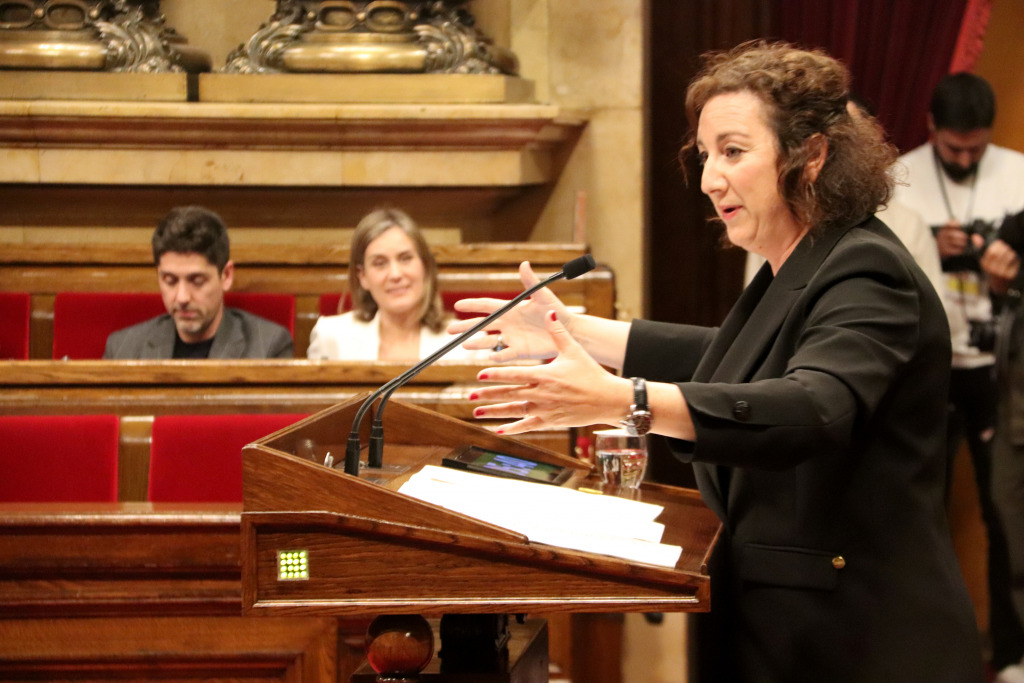 La portaveu del PSC al Parlament, Alícia Romero, intervé al debat de pressupostos amb Jéssica Albiach al fons | ACN