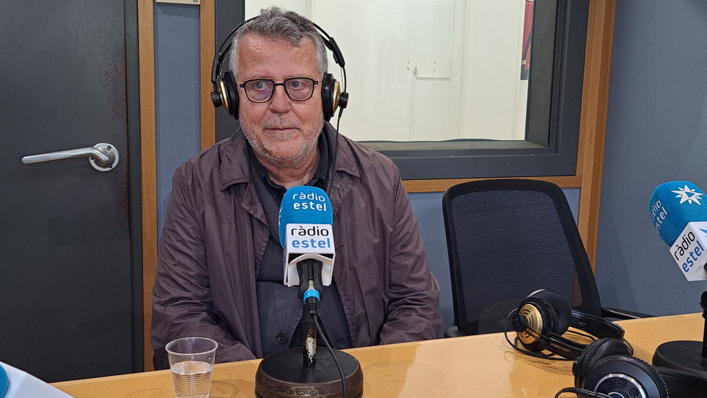 Lluís Canut demostra que és "molt imitador" imitant a Franco als estudis de Ràdio Estel / Ràdio Estel