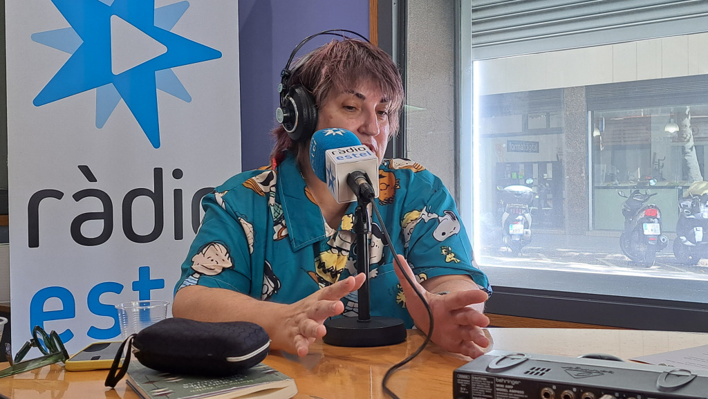 Montse Barderi a l'estudi de Ràdio Estel