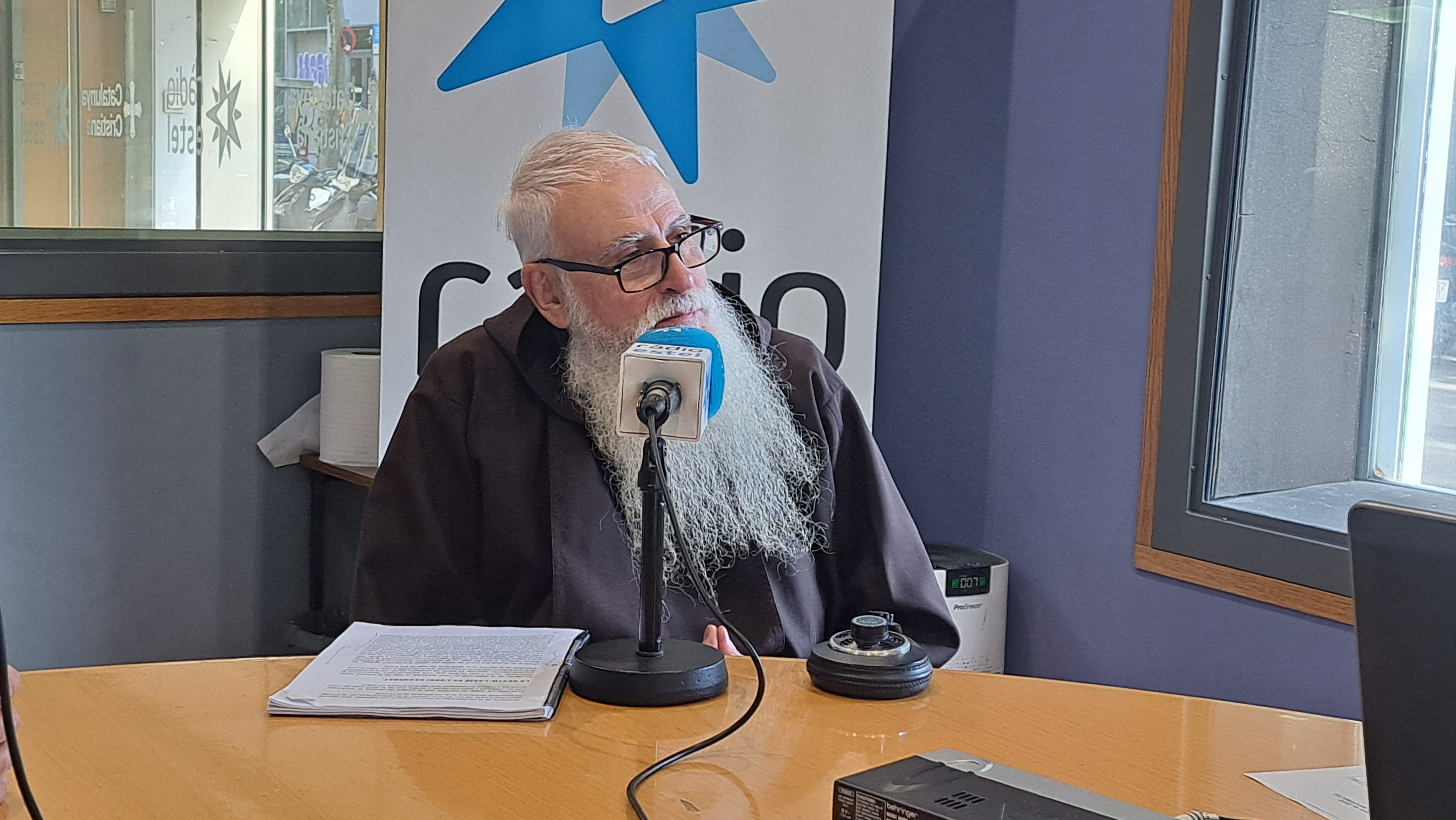 El món de les pocions i les begudes remeieres, amb el Fra Valentí Serra