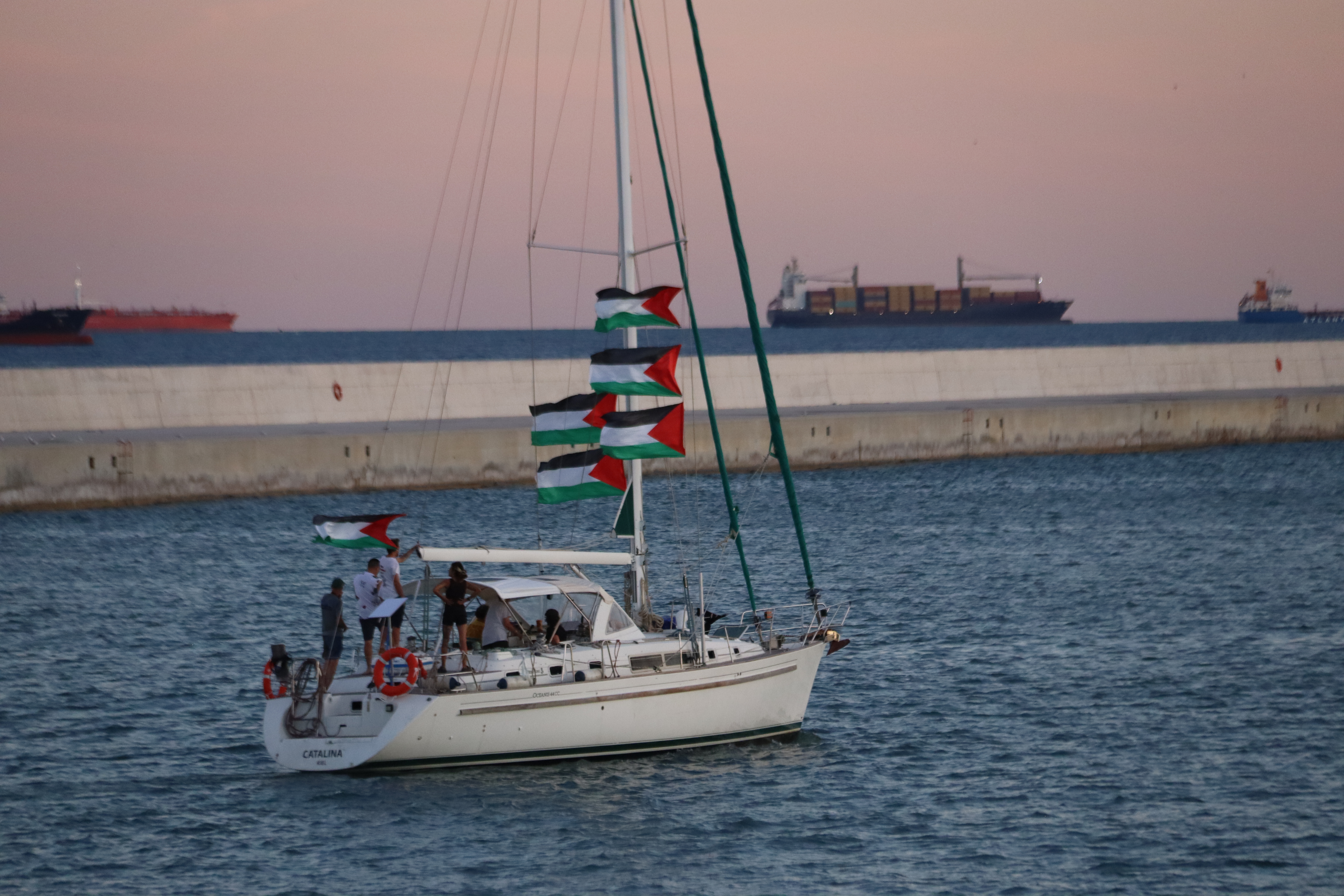 La flotilla de Gaza pateix un “assetjament silenciós” a plena nit