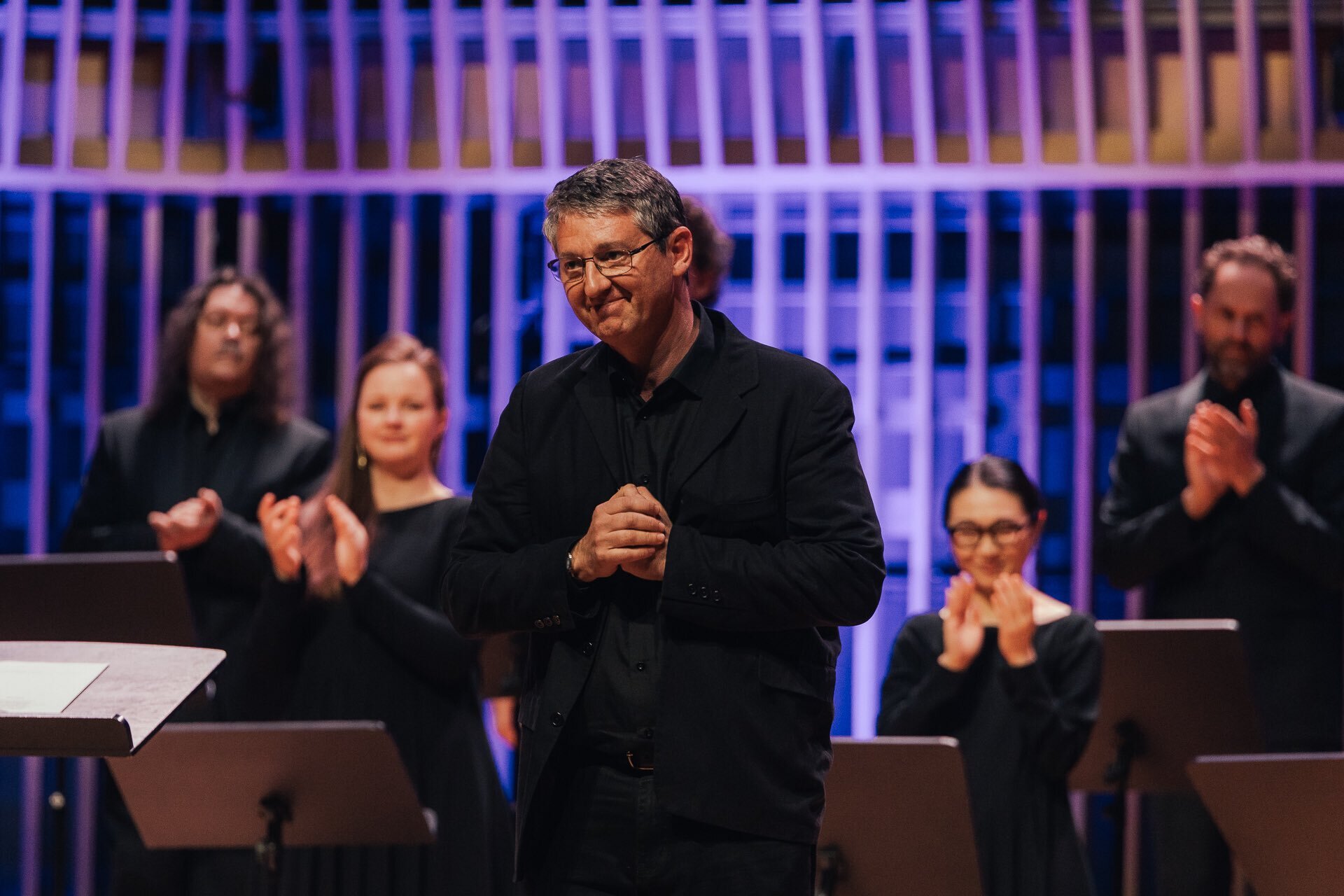 Bernat Vivancos uneix cinc pregàries universals en una obra de pau i amor