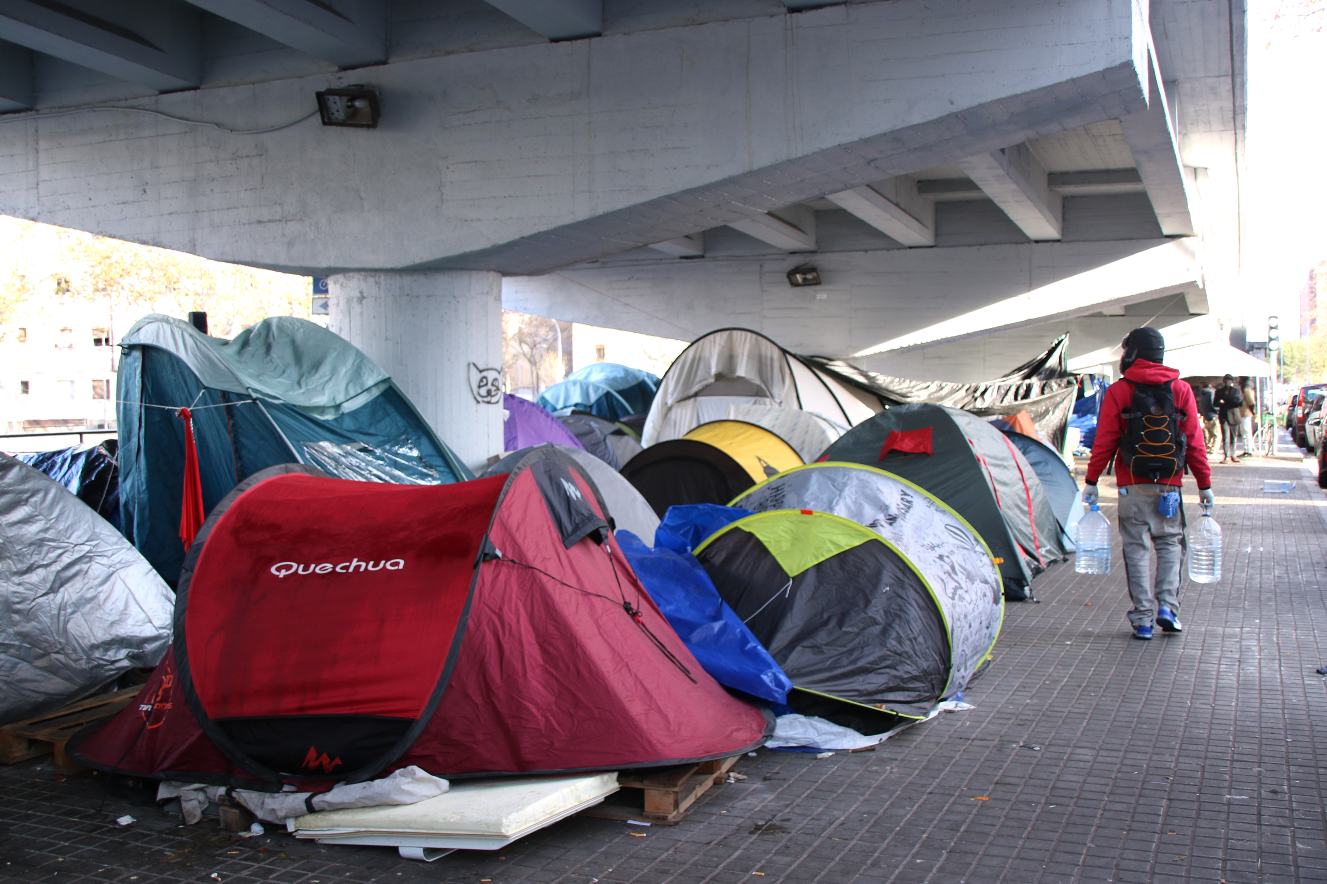 Desallotjats del B9 segueixen malvivint al carrer: "Els inconvenients i necessitats no cobertes es van multiplicant"