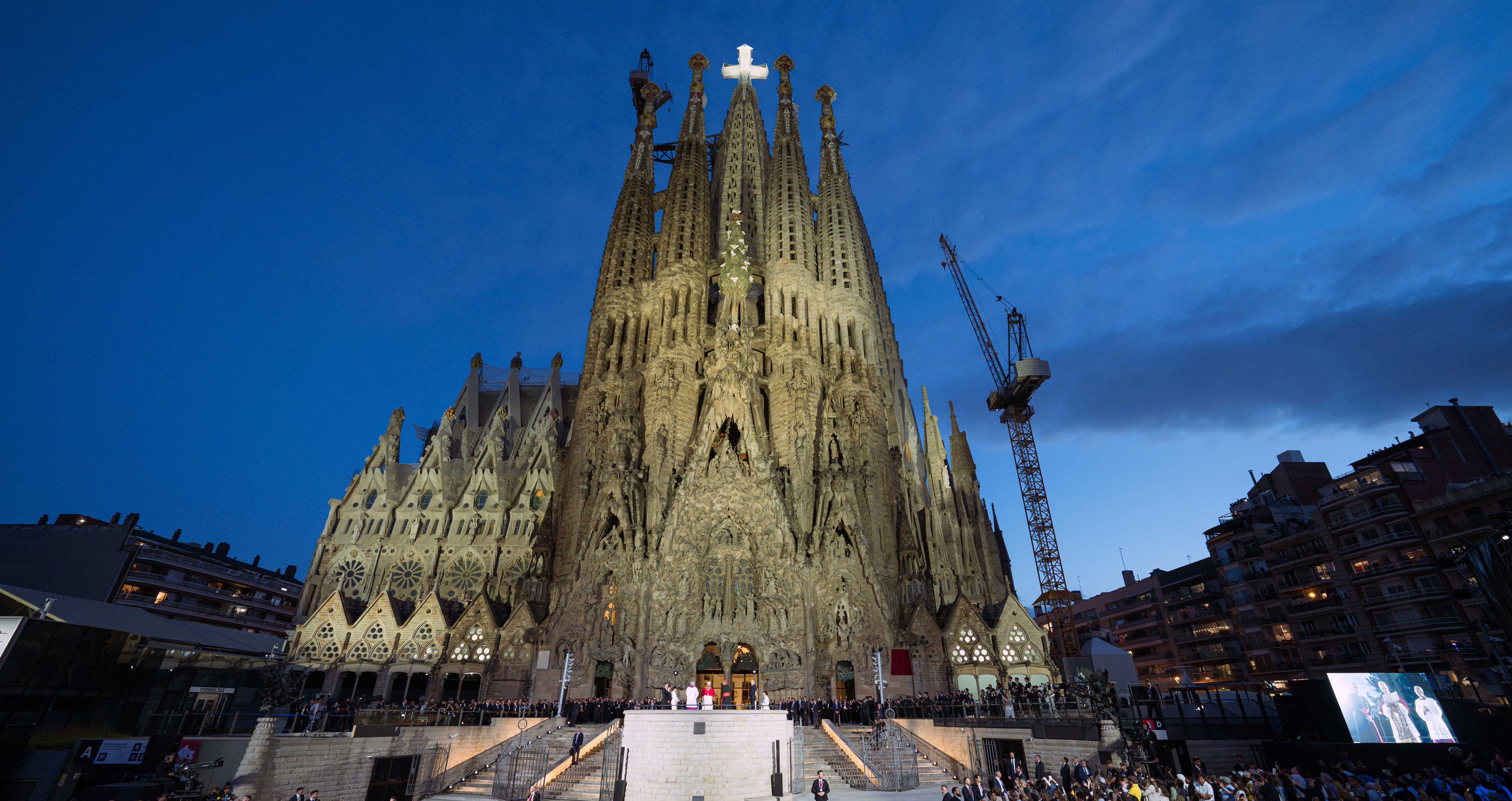Un impresionant espectacle a la Sagrada Família culmina la benedicció de la Torre de Jesús