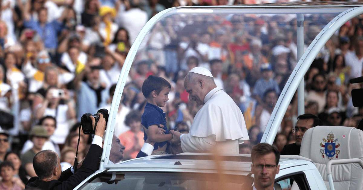 La fotografia del papa Lleó XIV i un nen català emociona el món